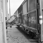 854147 Afbeelding van het overladen van goederen in schuifwandwagens type Hbis van de N.S., vermoedelijk in de Eemhaven ...